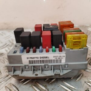 CAJA RELES / FUSIBLES 127112