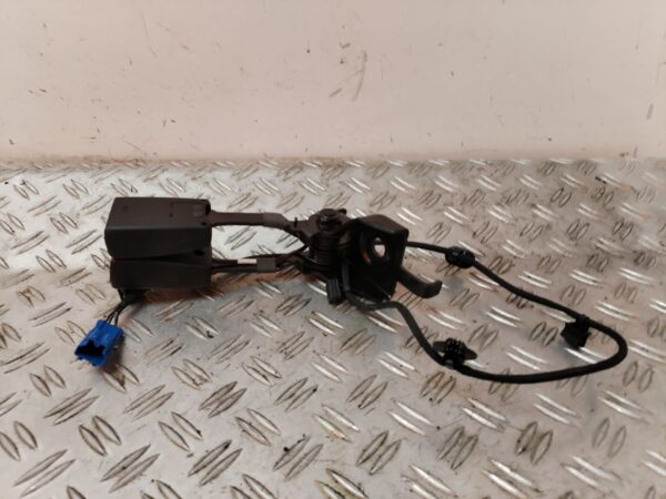 ENGANCHE CINTURON TRASERO CENTRAL 127389