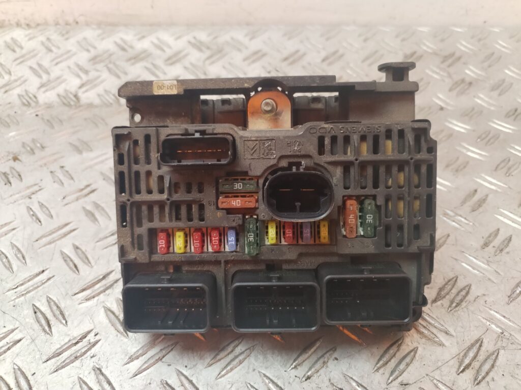 CAJA RELES / FUSIBLES 130492