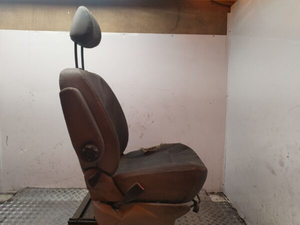 ASIENTO DELANTERO IZQUIERDO 130548