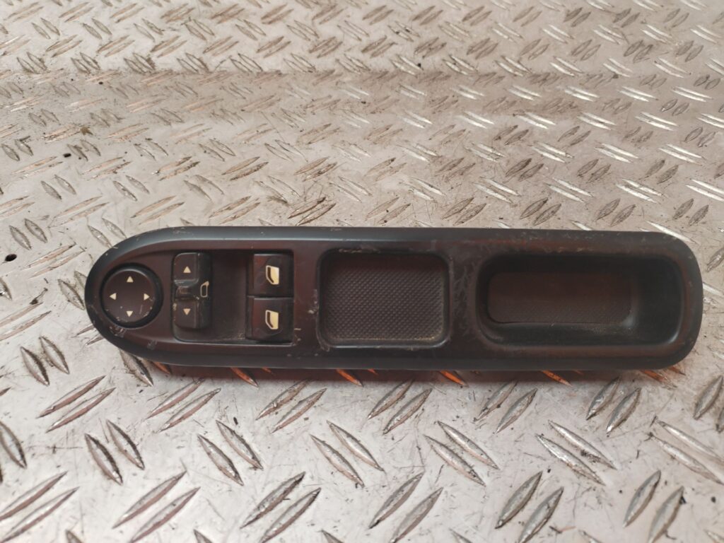 MANDO ELEVALUNAS DELANTERO IZQUIERDO 130497