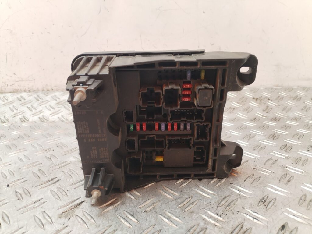 CAJA RELES / FUSIBLES 130441