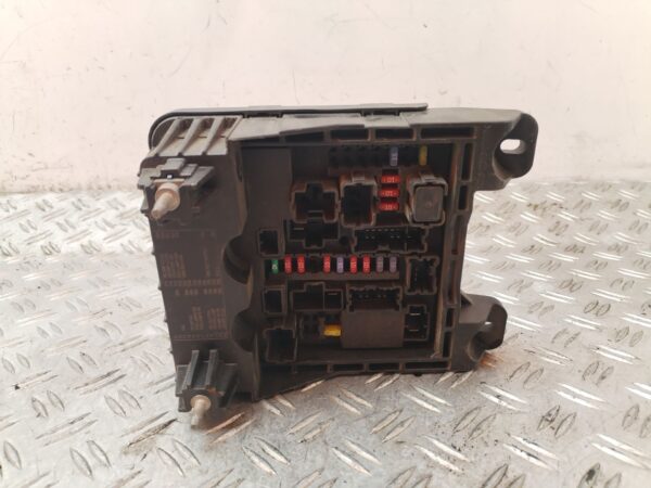 CAJA RELES / FUSIBLES 130441