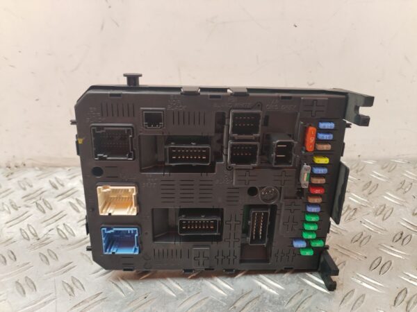 CAJA RELES / FUSIBLES 130317