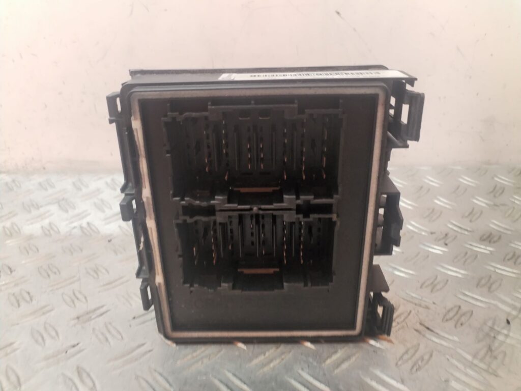 CAJA RELES / FUSIBLES 129434