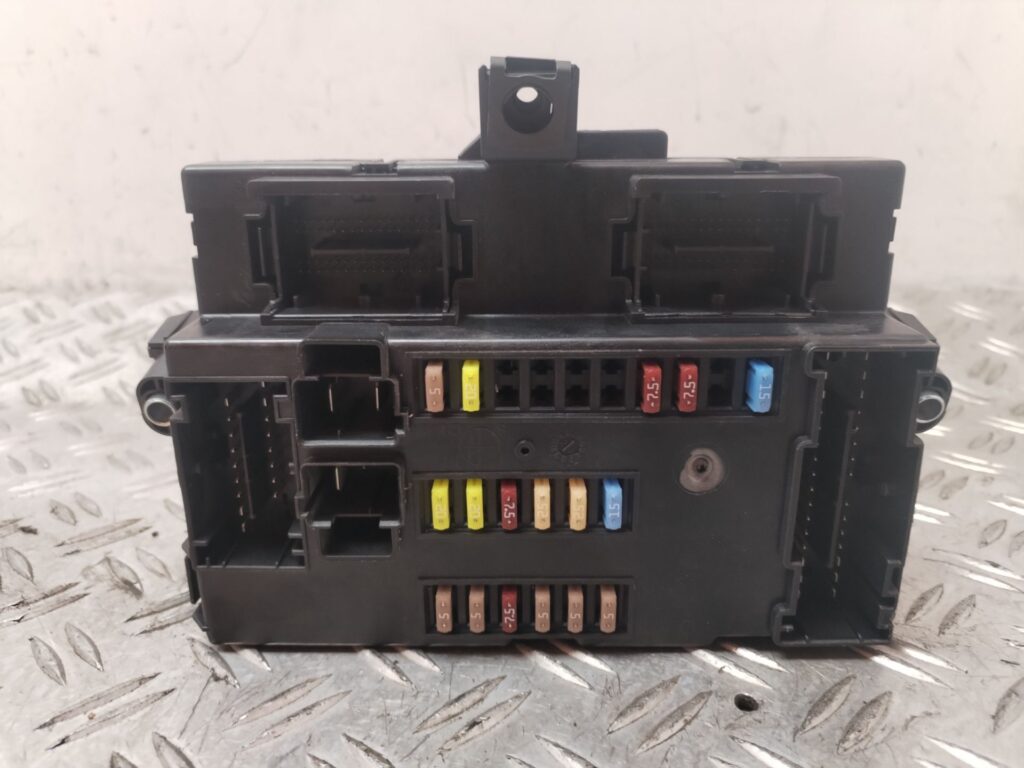 CAJA RELES / FUSIBLES 130595