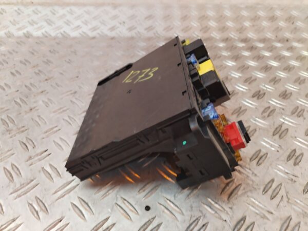 CAJA RELES / FUSIBLES 129818
