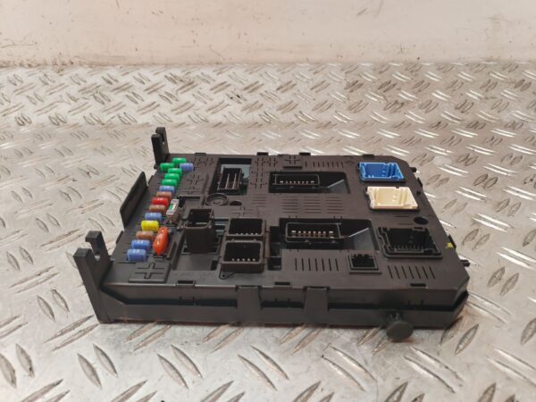CAJA RELES / FUSIBLES 130317