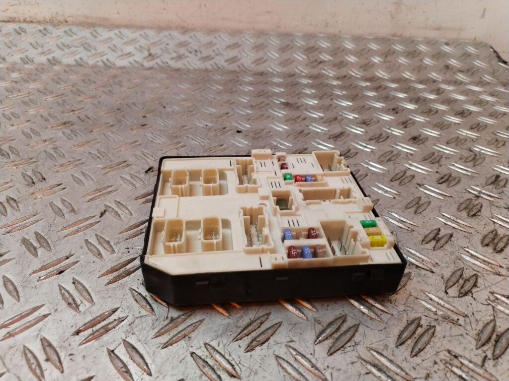 CAJA RELES / FUSIBLES 130190