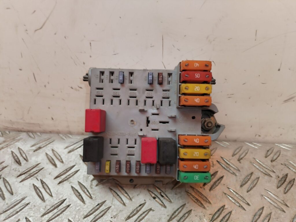 CAJA RELES / FUSIBLES 130465