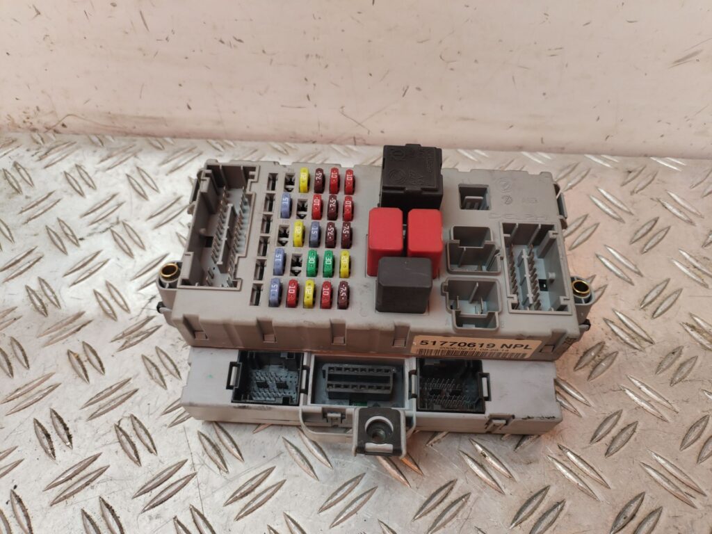 CAJA RELES / FUSIBLES 129416