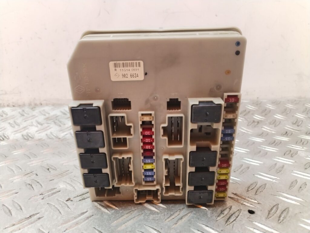 CAJA RELES / FUSIBLES 130328
