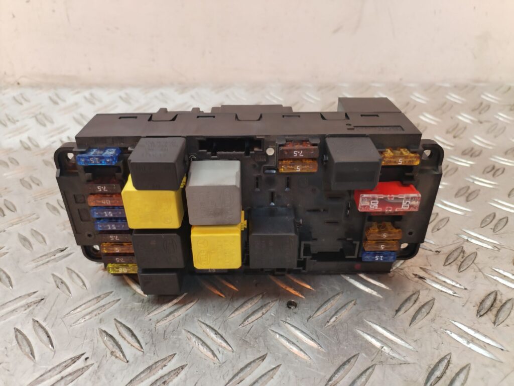 CAJA RELES / FUSIBLES 129818