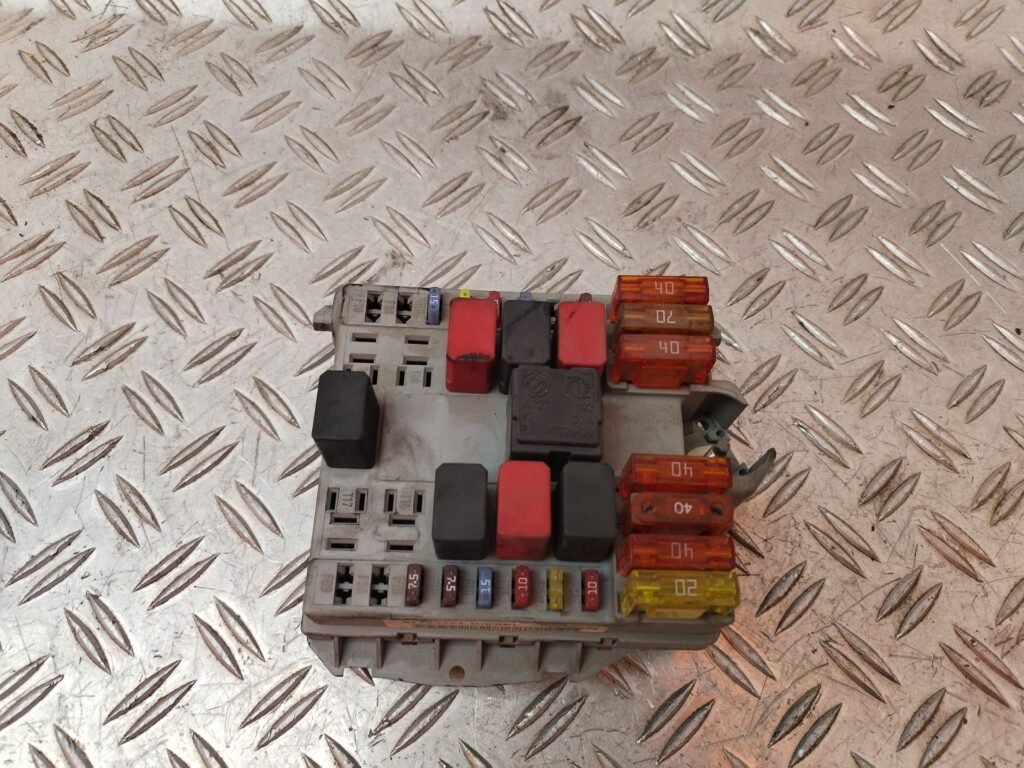 CAJA RELES / FUSIBLES 129417