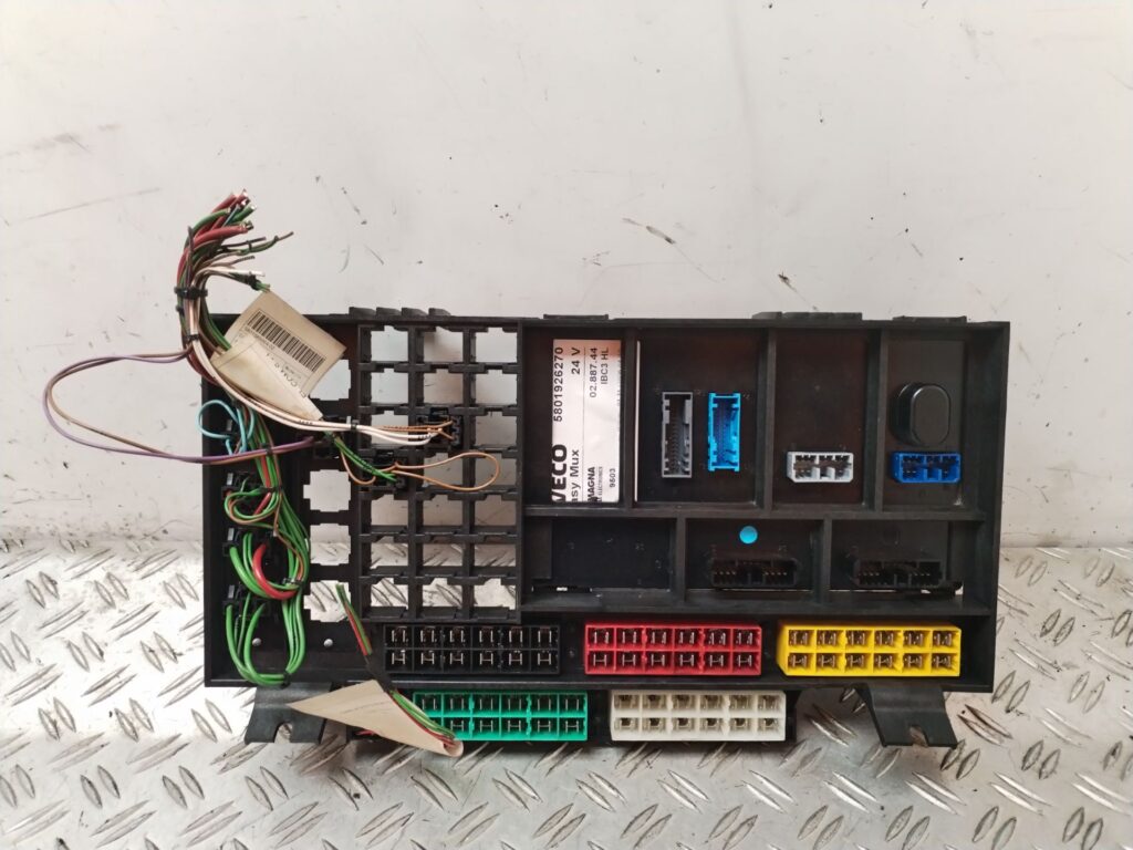 CAJA RELES / FUSIBLES 129646