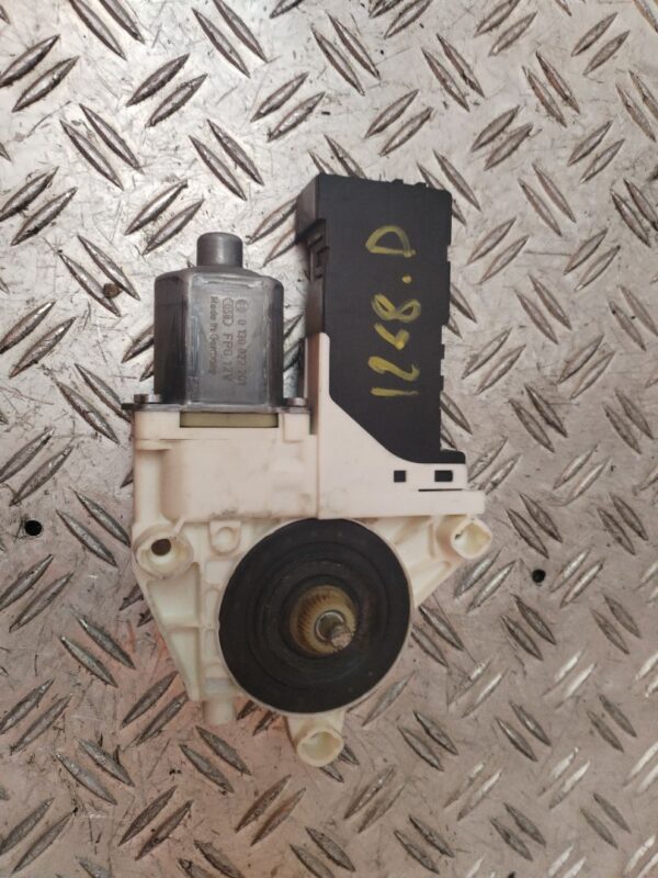 MOTOR ELEVALUNAS DELANTERO DERECHO 130499