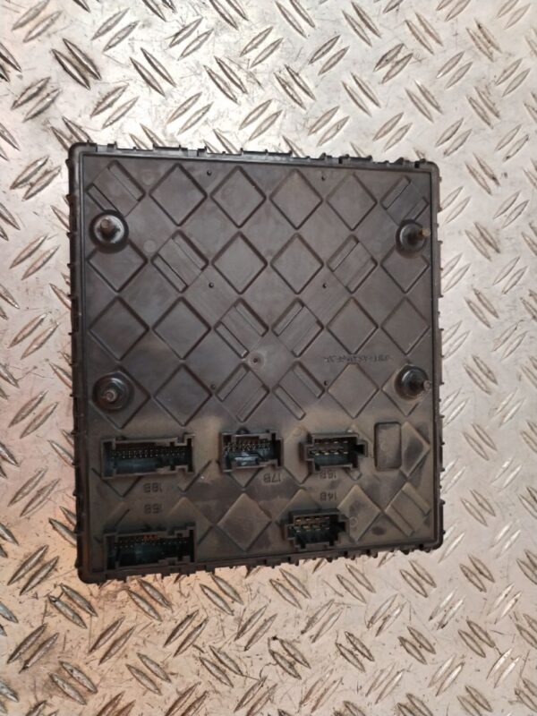 CAJA RELES / FUSIBLES 129846