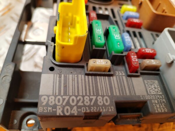 CAJA RELES / FUSIBLES 130187
