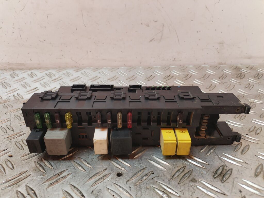 CAJA RELES / FUSIBLES 129586