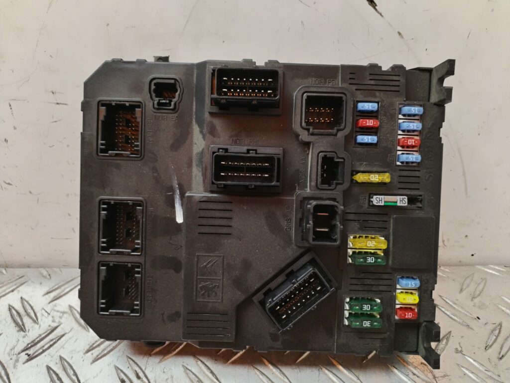 CAJA RELES / FUSIBLES 129968
