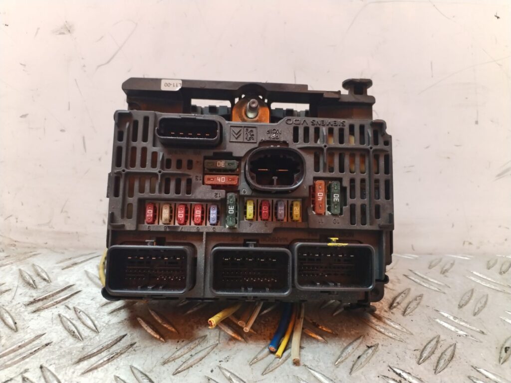CAJA RELES / FUSIBLES 130789