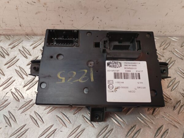 CAJA RELES / FUSIBLES 131127