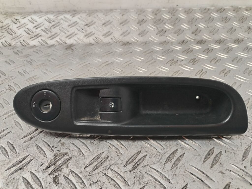 MANDO ELEVALUNAS DELANTERO DERECHO 130841