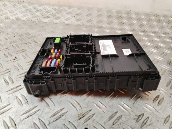 CAJA RELES / FUSIBLES 130696