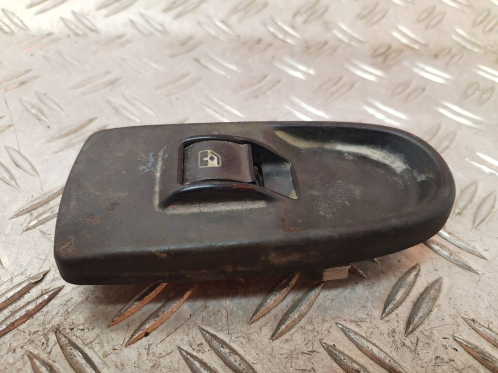 MANDO ELEVALUNAS DELANTERO DERECHO 131136