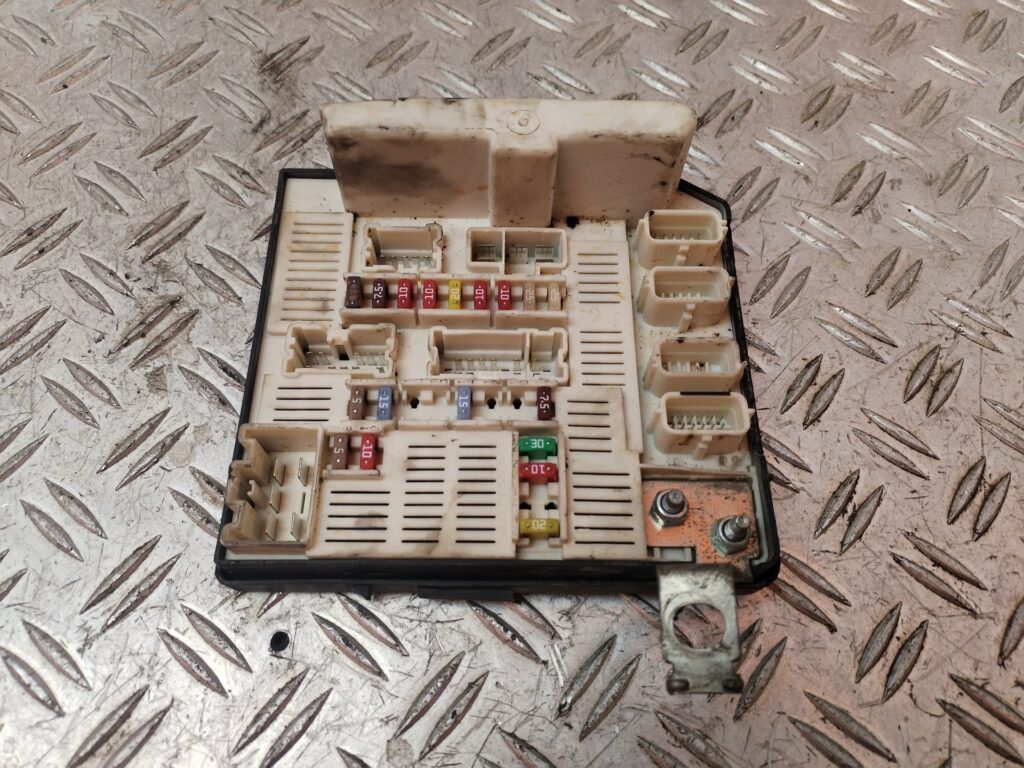 CAJA RELES / FUSIBLES 130729