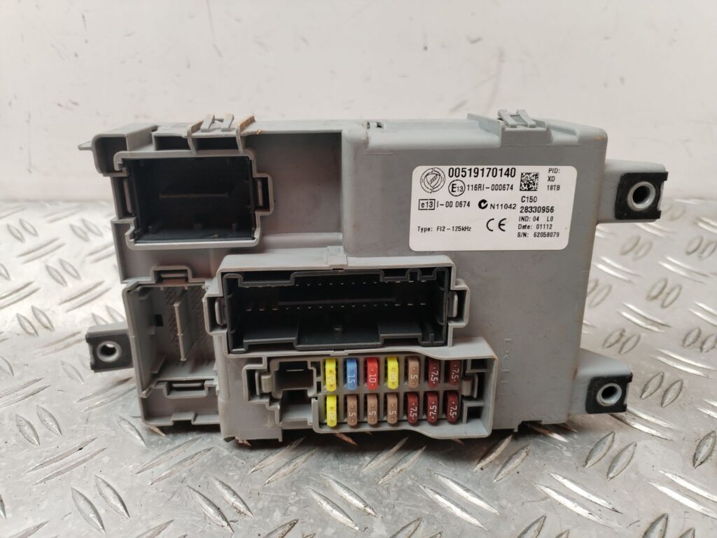 CAJA RELES / FUSIBLES 131332