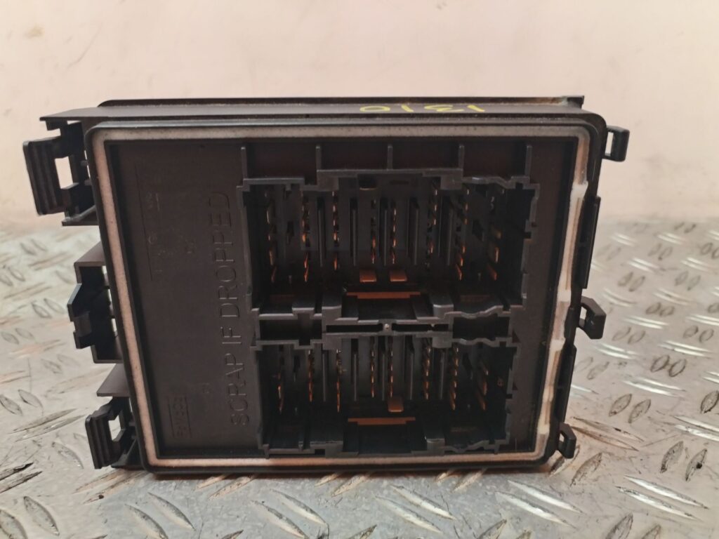 CAJA RELES / FUSIBLES 130678