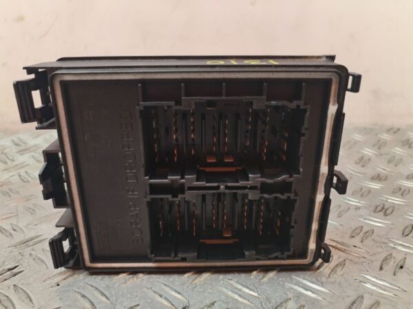 CAJA RELES / FUSIBLES 130678