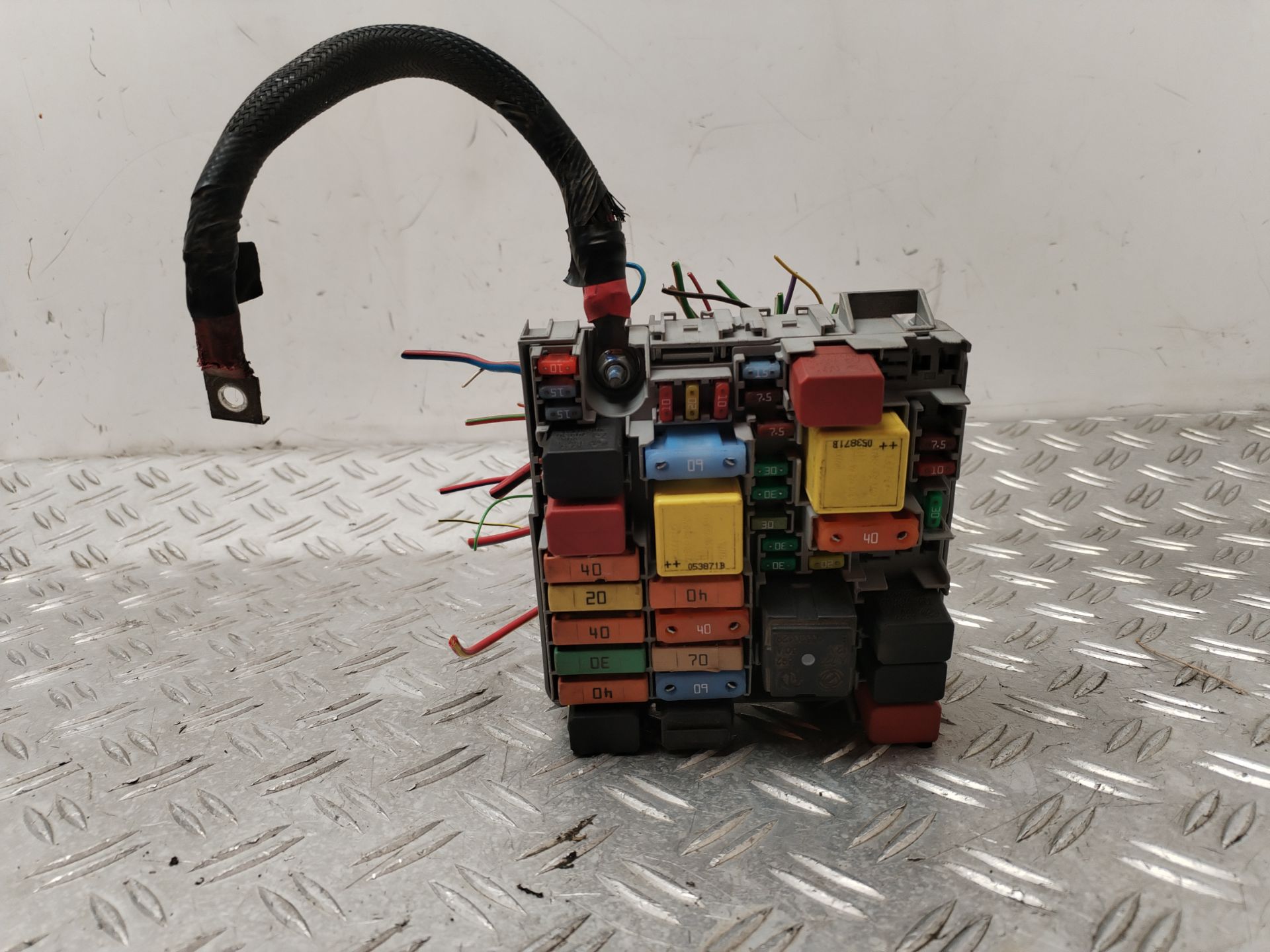 CAJA RELES / FUSIBLES 131319