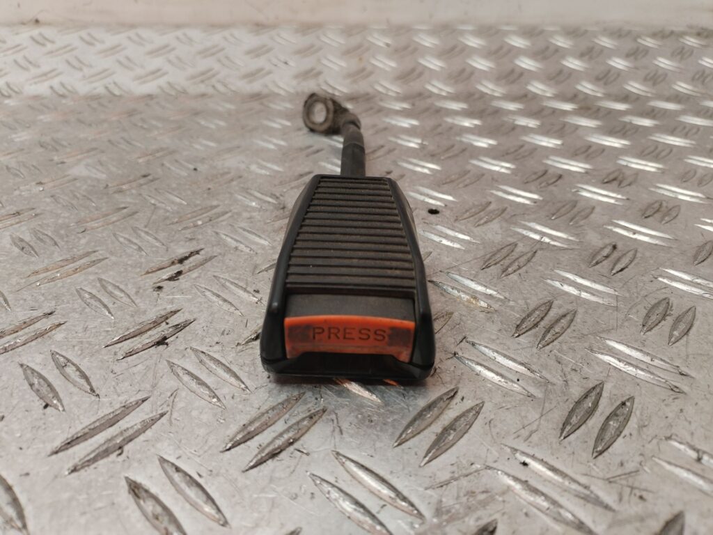 ENGANCHE CINTURON TRASERO DERECHO 131451