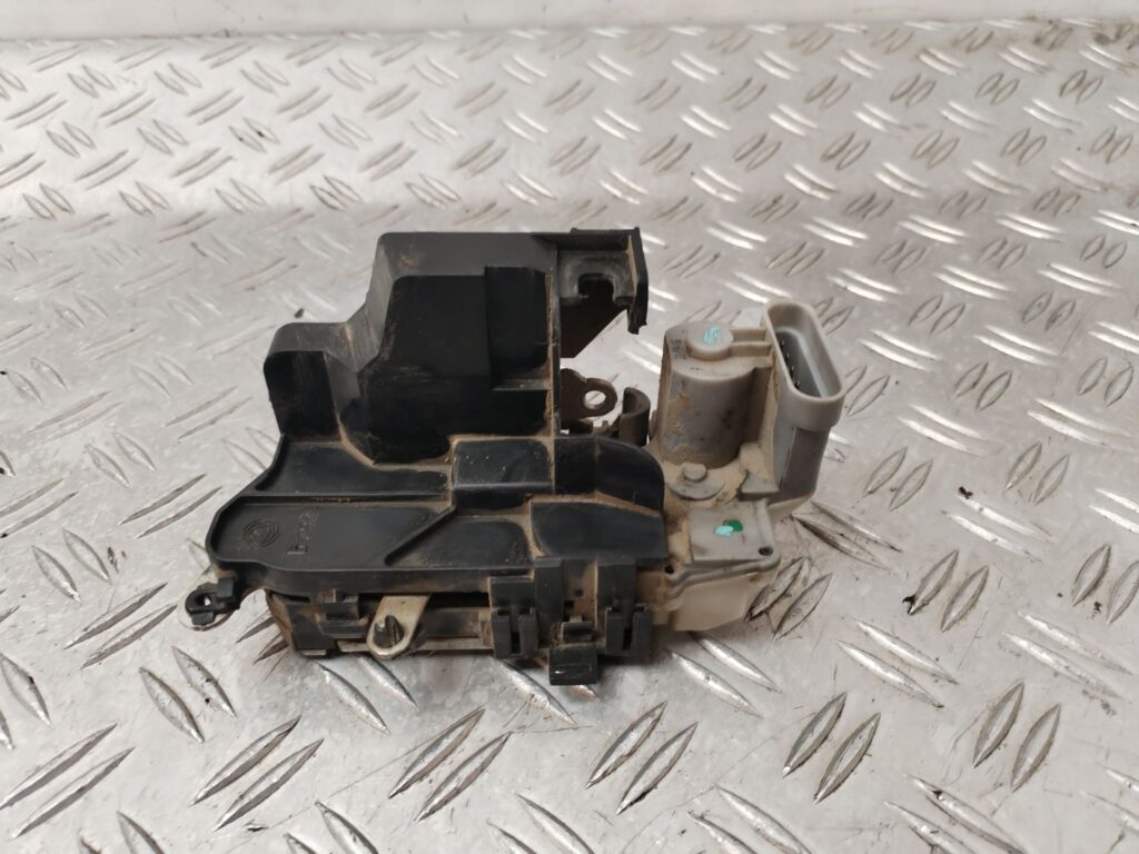 CERRADURA PUERTA LATERAL DERECHA 131322