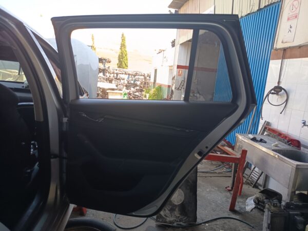 PUERTA TRASERA DERECHA 131621
