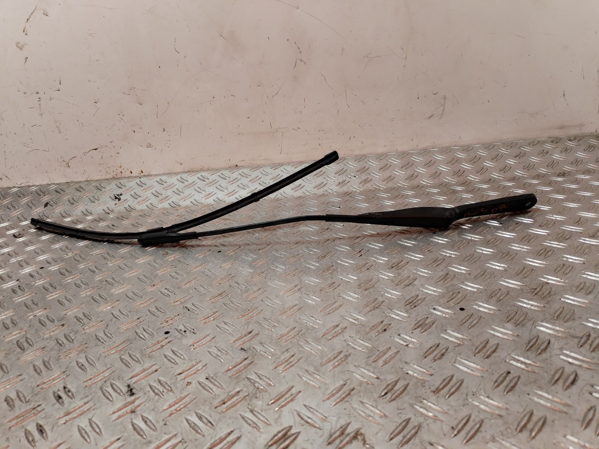 BRAZO LIMPIA DELANTERO DERECHO 131697