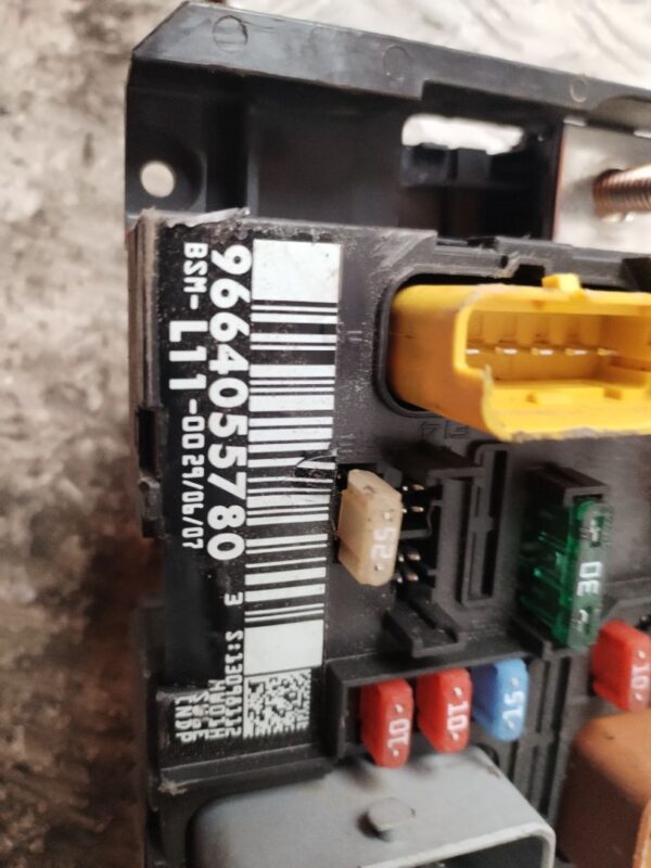 CAJA RELES / FUSIBLES 132301
