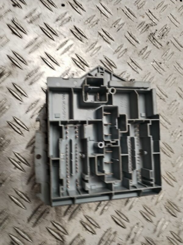 CAJA RELES / FUSIBLES 131705