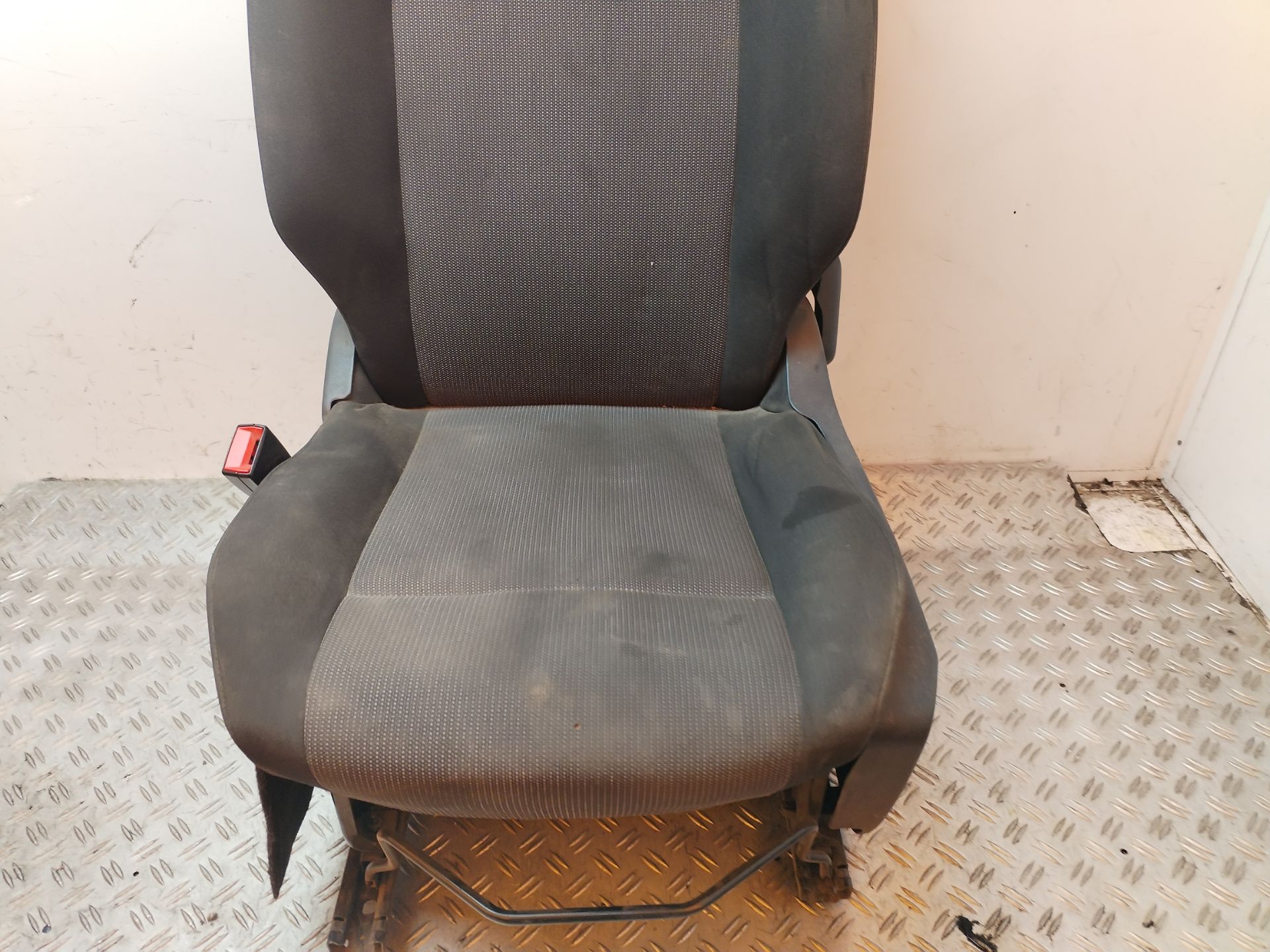 ASIENTO DELANTERO IZQUIERDO 130475