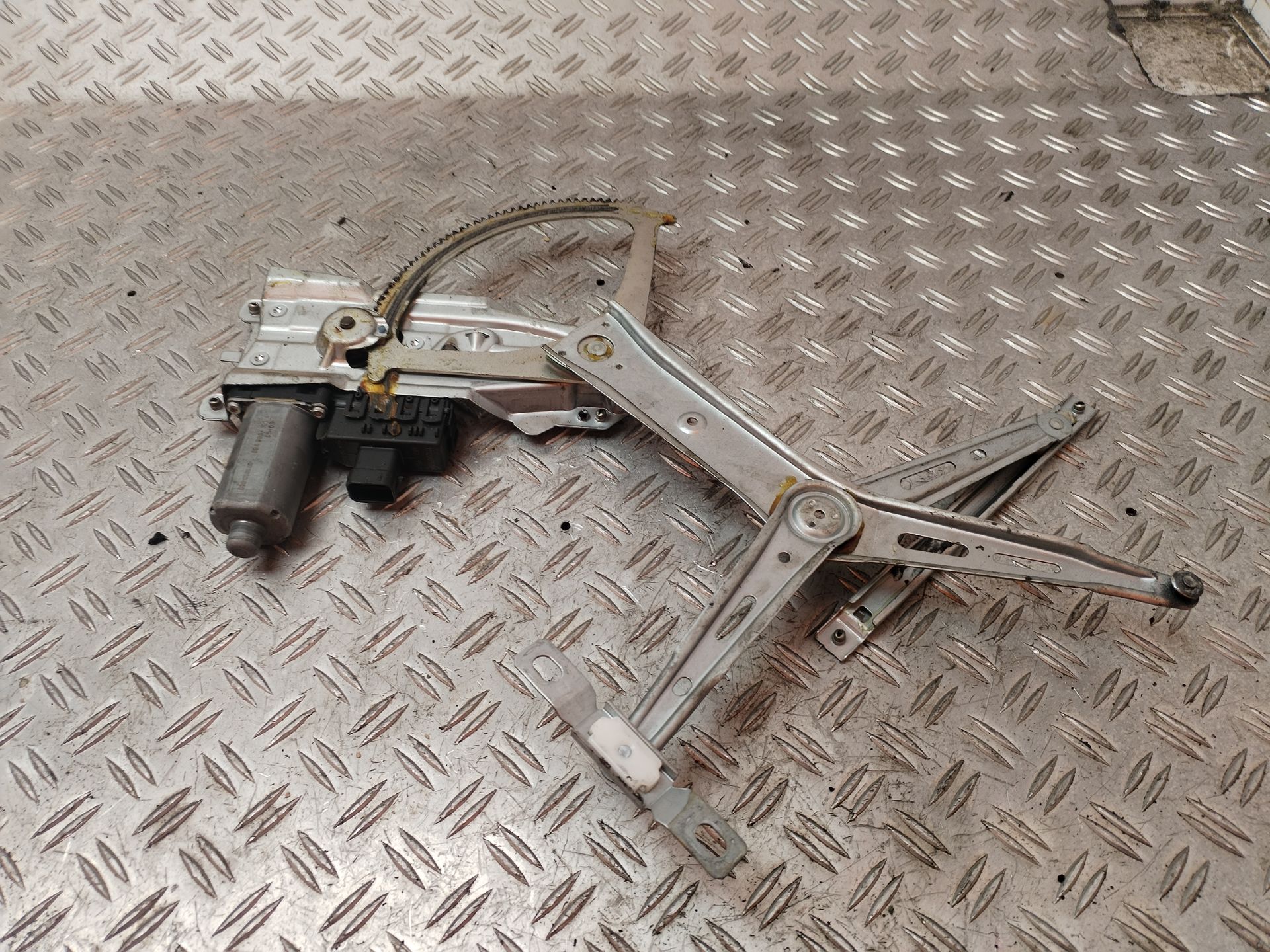 ELEVALUNAS DELANTERO IZQUIERDO 131853