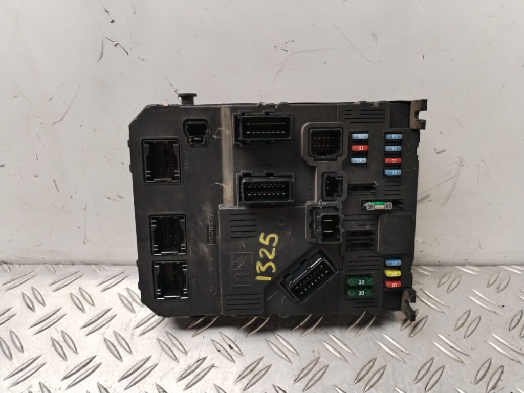 CAJA RELES / FUSIBLES 131487