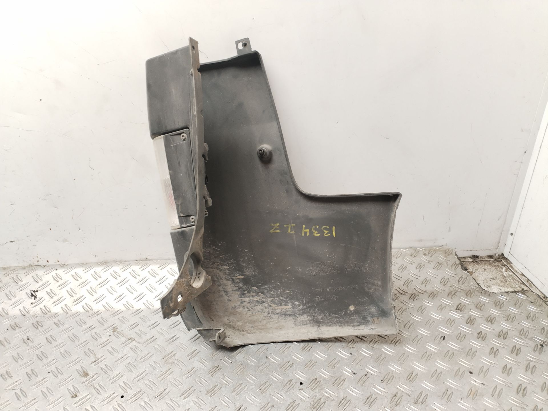 PUNTERA PARAGOLPES TRASERA IZQUIERDA 131703