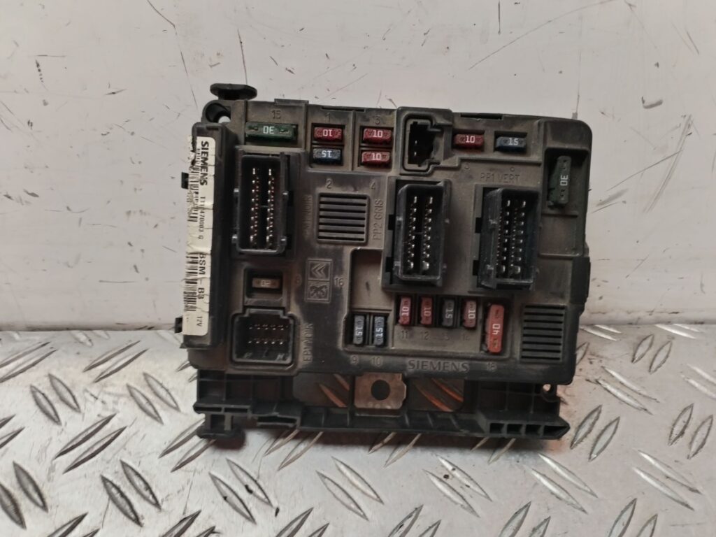 CAJA RELES / FUSIBLES 132138