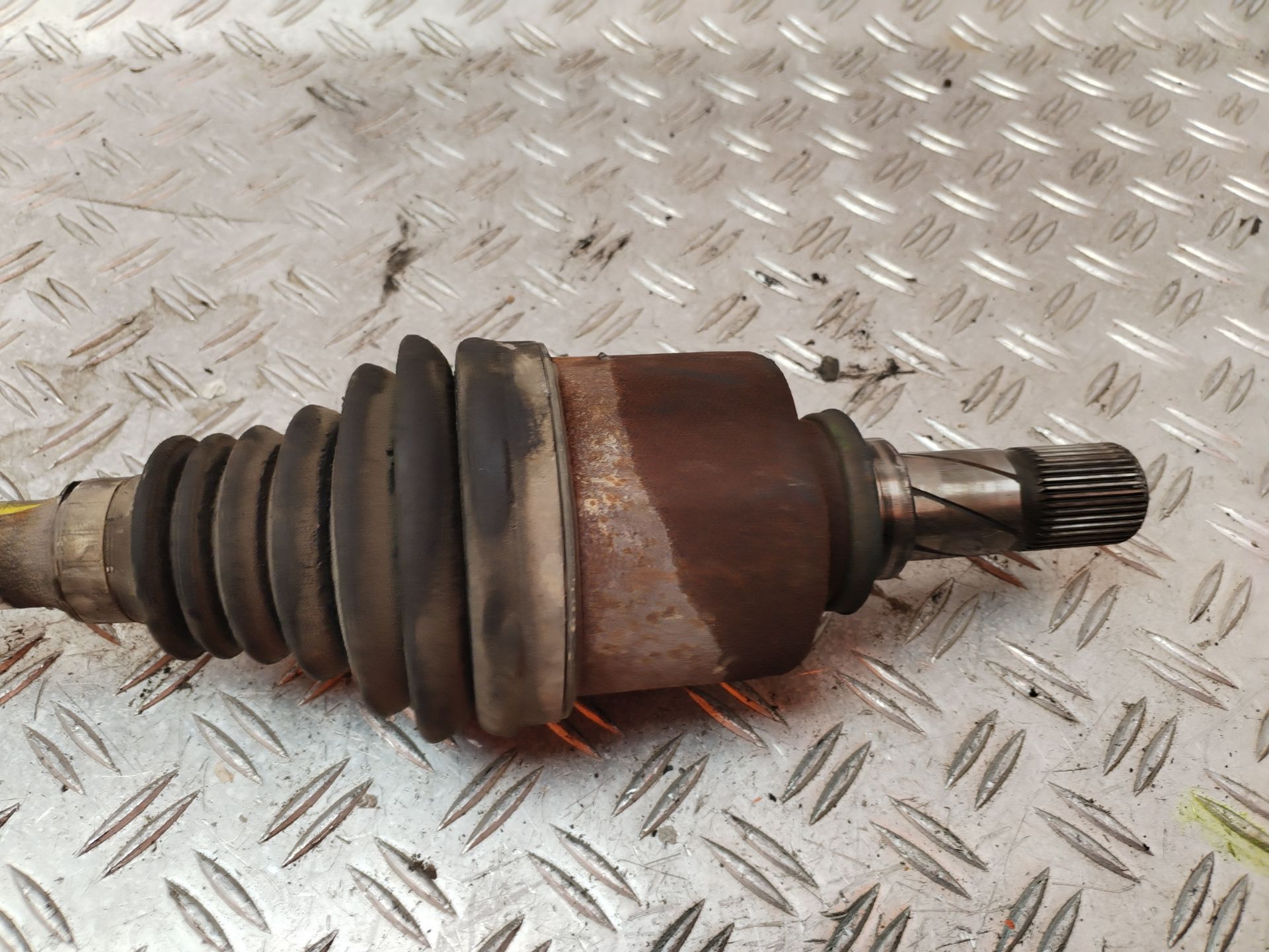 TRANSMISION DELANTERA IZQUIERDA 131566