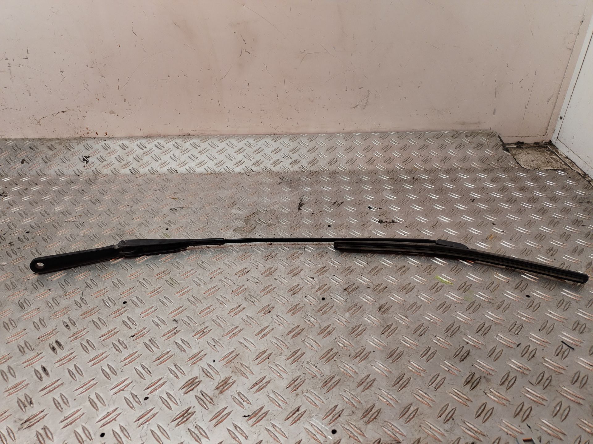 BRAZO LIMPIA DELANTERO DERECHO 131557