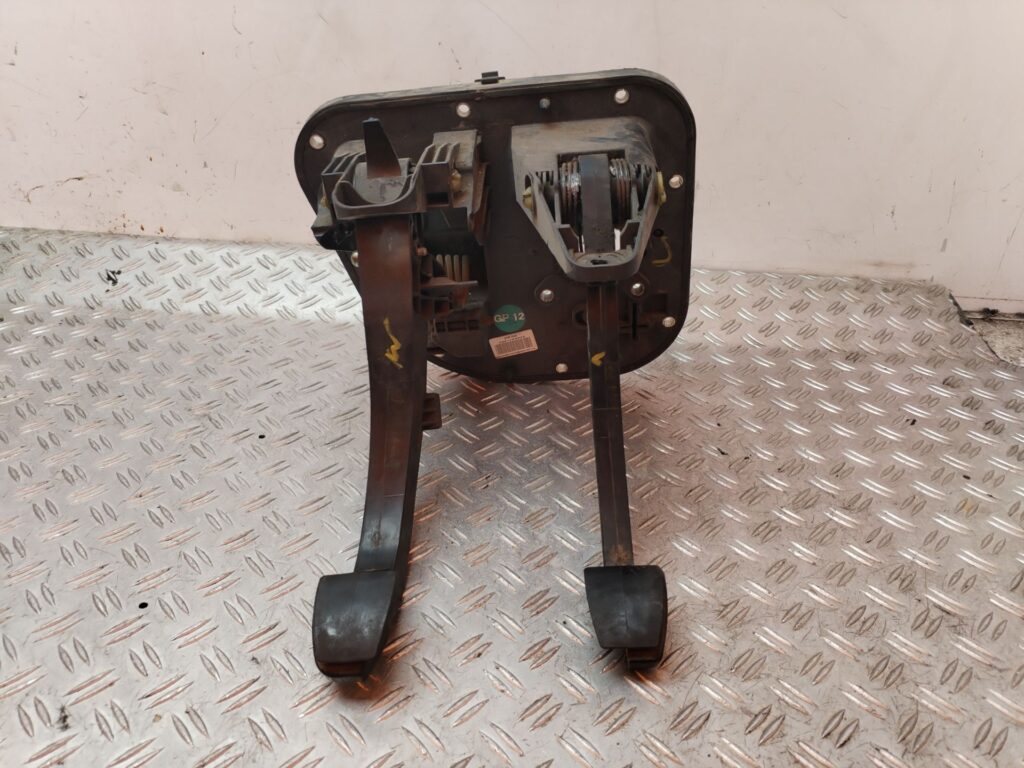 PEDAL EMBRAGUE 131671