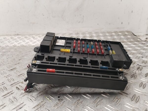 CAJA RELES / FUSIBLES 132647
