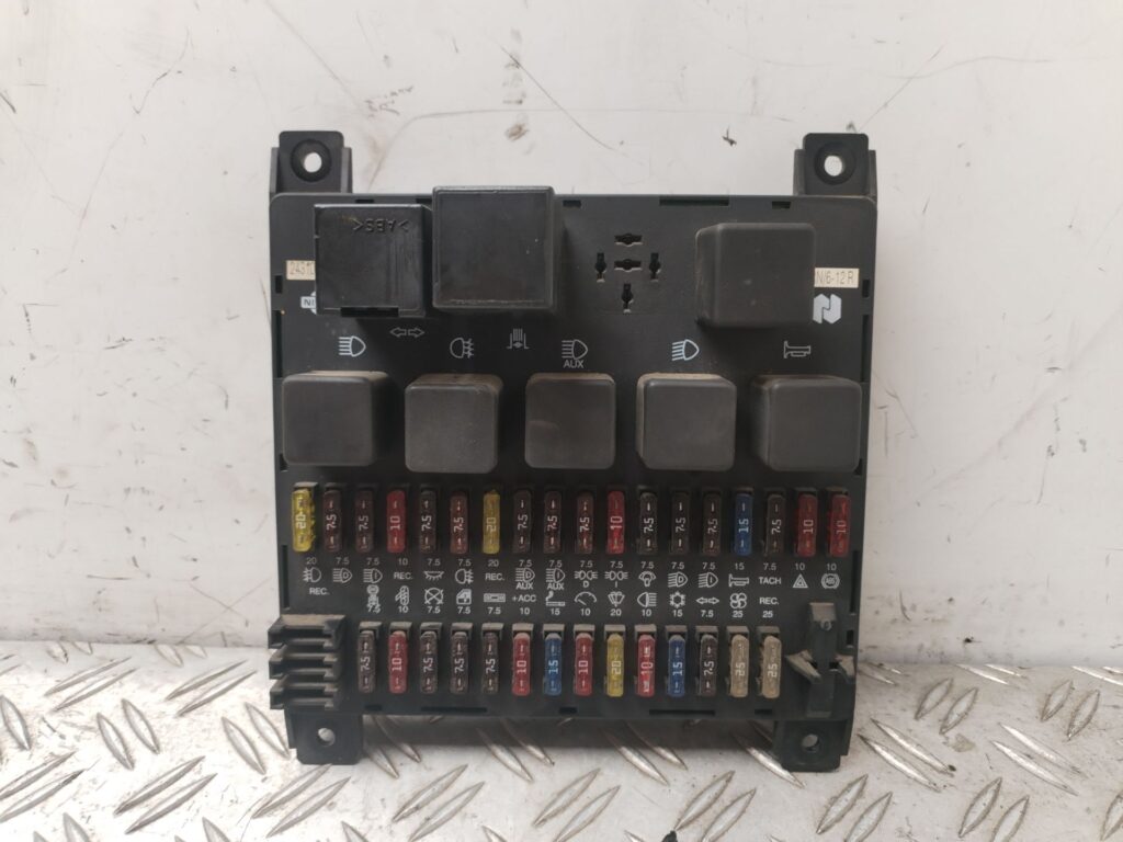 CAJA RELES / FUSIBLES 131282